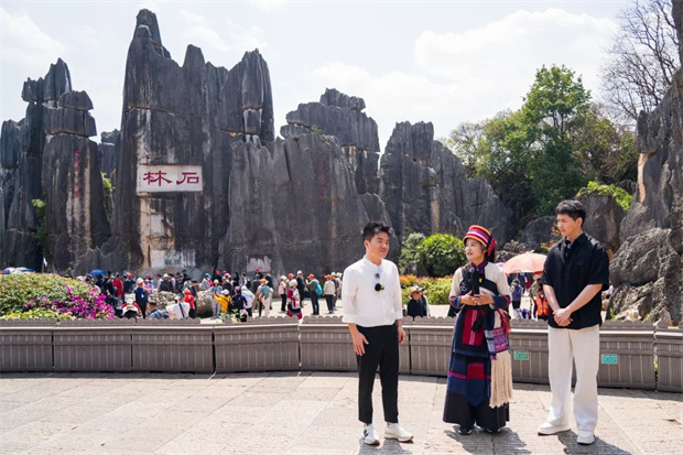 云南旅游,云南旅行社,云南團(tuán)建公司,云南策劃公司,云南會(huì)議執(zhí)行,昆明旅游,昆明旅行社,昆明團(tuán)建公司,昆明會(huì)議公司,昆明策劃公司：董宇輝來昆明石林啦！“在云南，萬物與我皆自由”